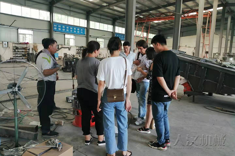 超聲波振動(dòng)篩分機(jī)試機(jī)現(xiàn)場